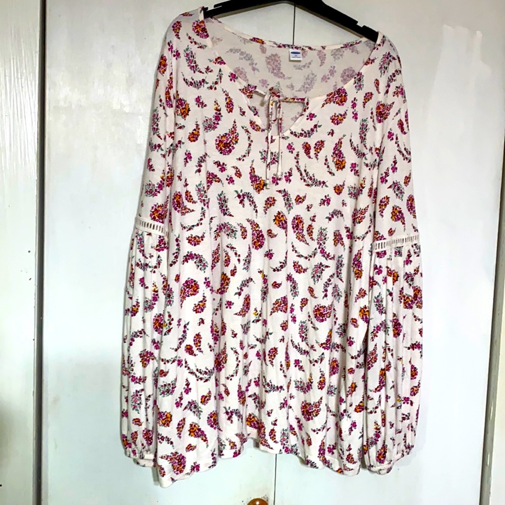 Womens Old Navy top, xxl ties at the top and has cut out detail on sleeves.
